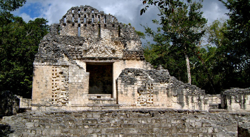 Chicanna Structure VI with its Roof Comb